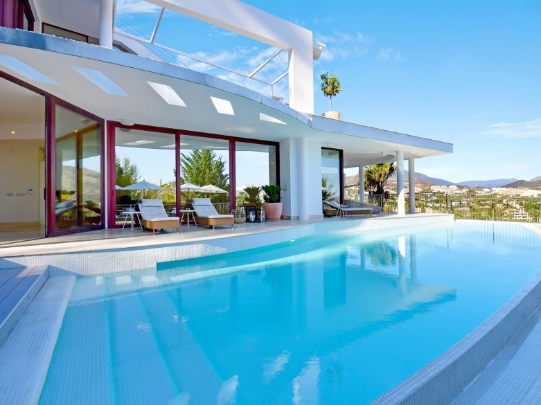 Villa de 7 dormitorios en Nueva Andalucía - ¡a 5 minutos de Puerto Banús!