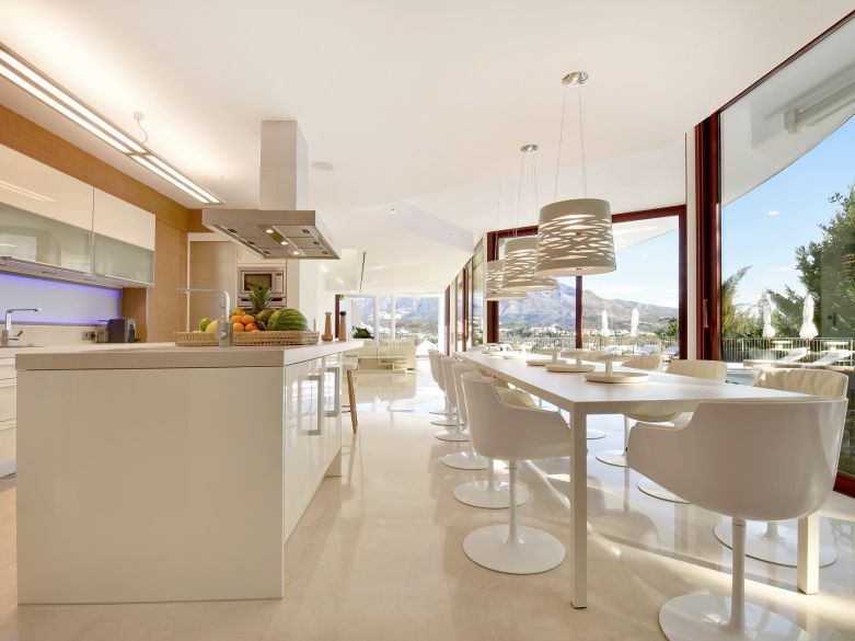 Villa de 7 dormitorios en Nueva Andalucía - ¡a 5 minutos de Puerto Banús!