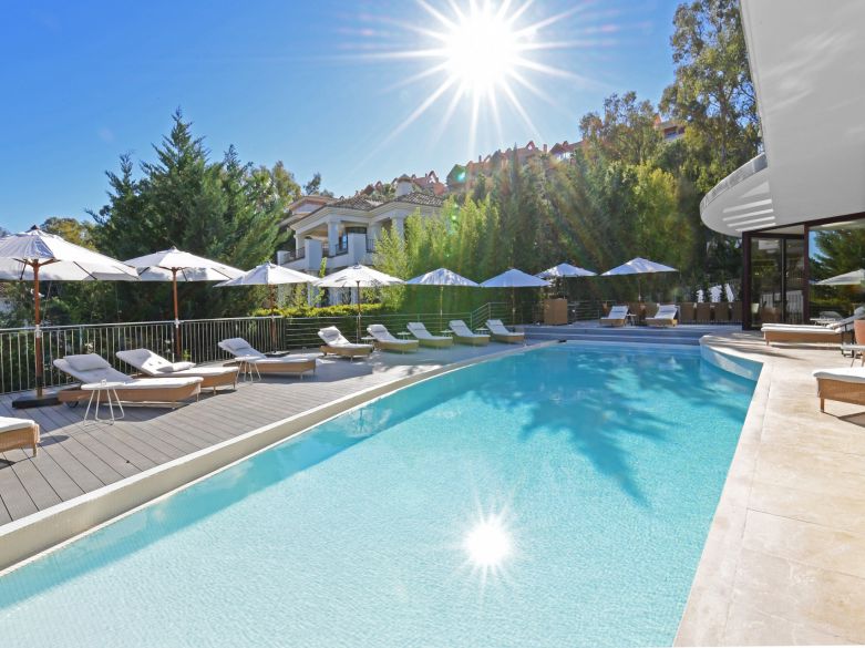 Villa de 7 dormitorios en Nueva Andalucía - ¡a 5 minutos de Puerto Banús!