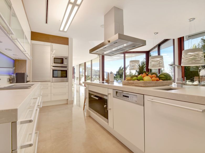 Villa de 7 dormitorios en Nueva Andalucía - ¡a 5 minutos de Puerto Banús!