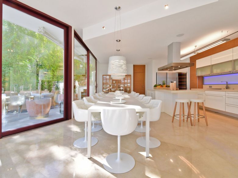 Villa de 7 dormitorios en Nueva Andalucía - ¡a 5 minutos de Puerto Banús!