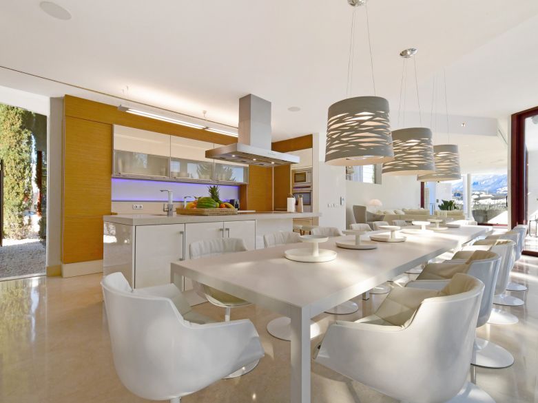 Villa de 7 dormitorios en Nueva Andalucía - ¡a 5 minutos de Puerto Banús!