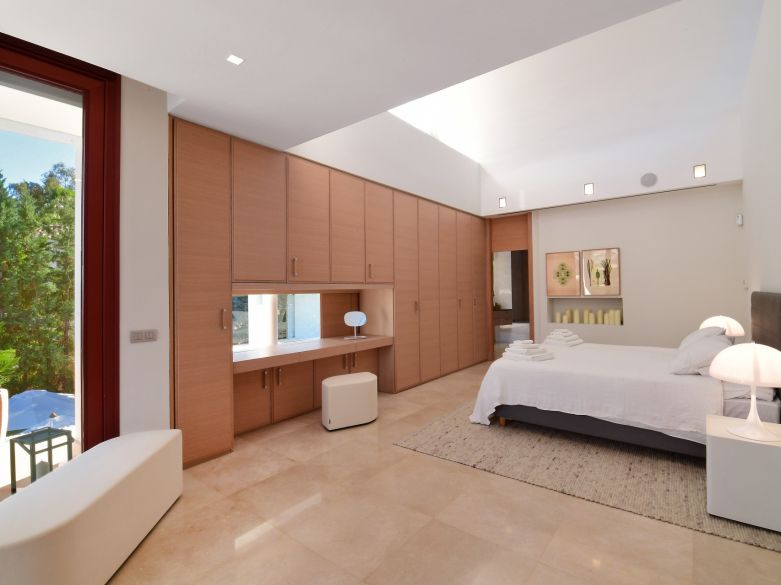 Villa de 7 dormitorios en Nueva Andalucía - ¡a 5 minutos de Puerto Banús!