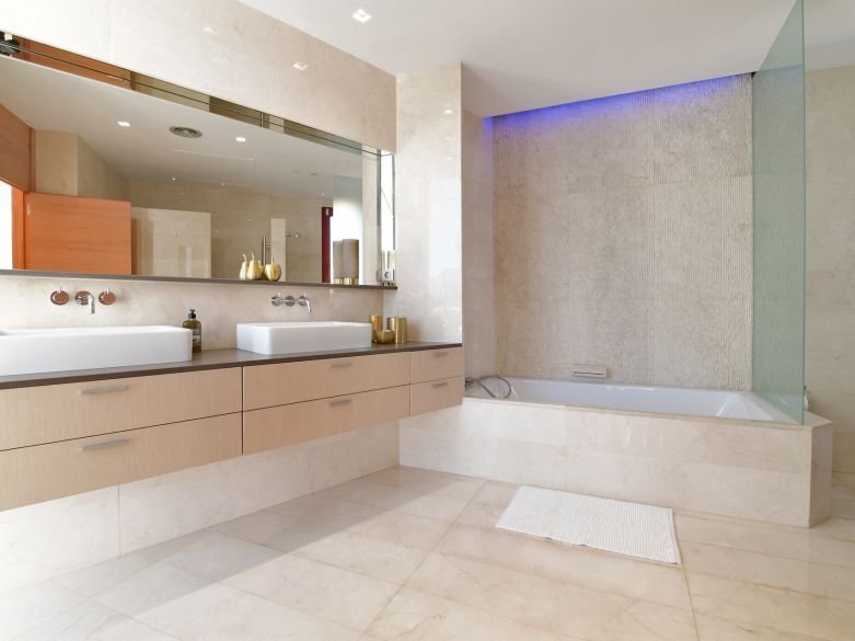 Villa de 7 dormitorios en Nueva Andalucía - ¡a 5 minutos de Puerto Banús!