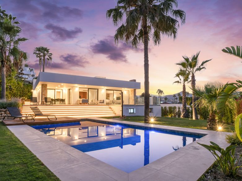 Modern villa in Guadalmina Alta with sea views from the rooftop terrace!