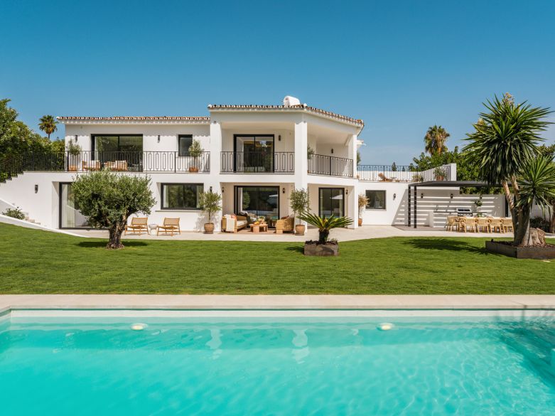 Villa de lujo contemporánea con vistas panorámicas al mar cerca de la Milla de Oro de Marbella