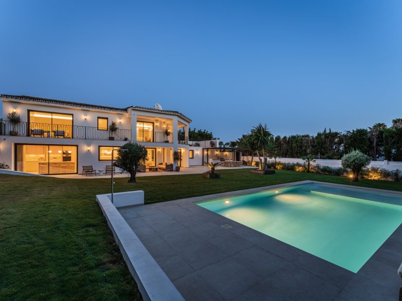 Villa de lujo contemporánea con vistas panorámicas al mar cerca de la Milla de Oro de Marbella
