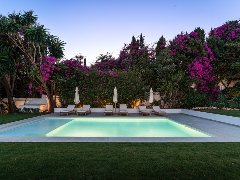 Villa de lujo contemporánea con vistas panorámicas al mar cerca de la Milla de Oro de Marbella