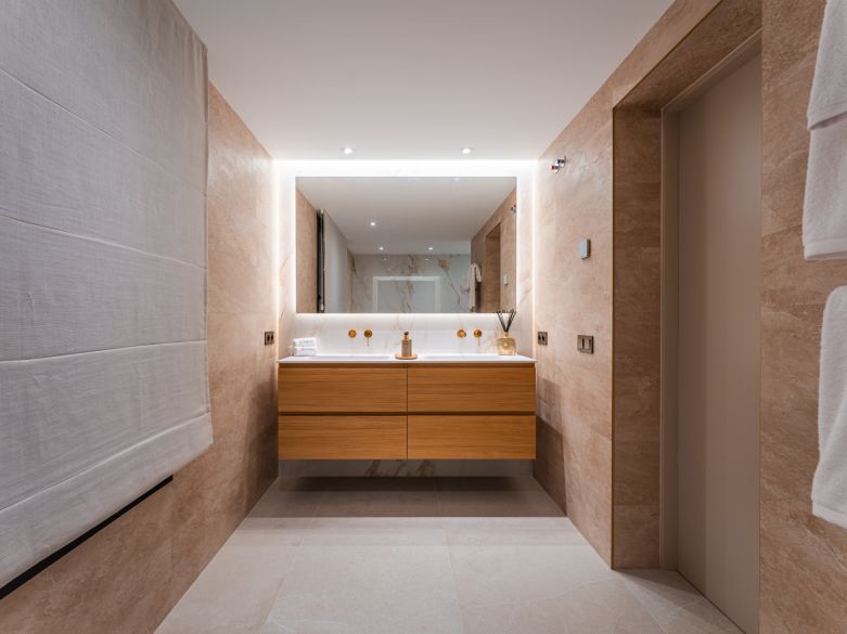 Villa de lujo contemporánea con vistas panorámicas al mar cerca de la Milla de Oro de Marbella