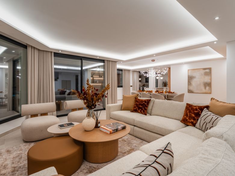 Villa de lujo contemporánea con vistas panorámicas al mar cerca de la Milla de Oro de Marbella