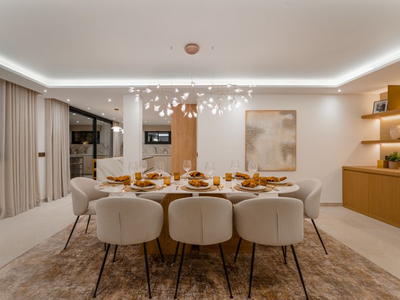 Villa de lujo contemporánea con vistas panorámicas al mar cerca de la Milla de Oro de Marbella