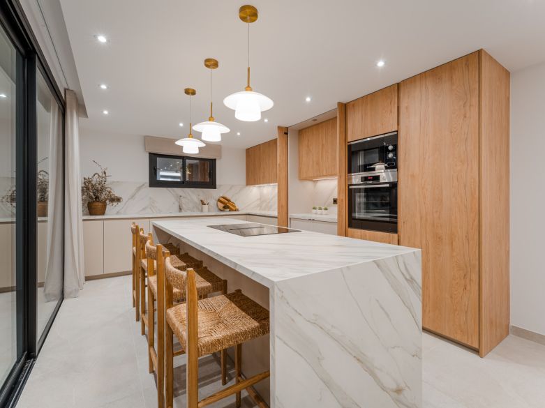 Villa de lujo contemporánea con vistas panorámicas al mar cerca de la Milla de Oro de Marbella