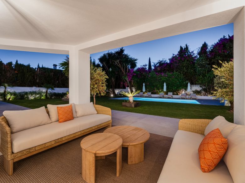 Villa de lujo contemporánea con vistas panorámicas al mar cerca de la Milla de Oro de Marbella