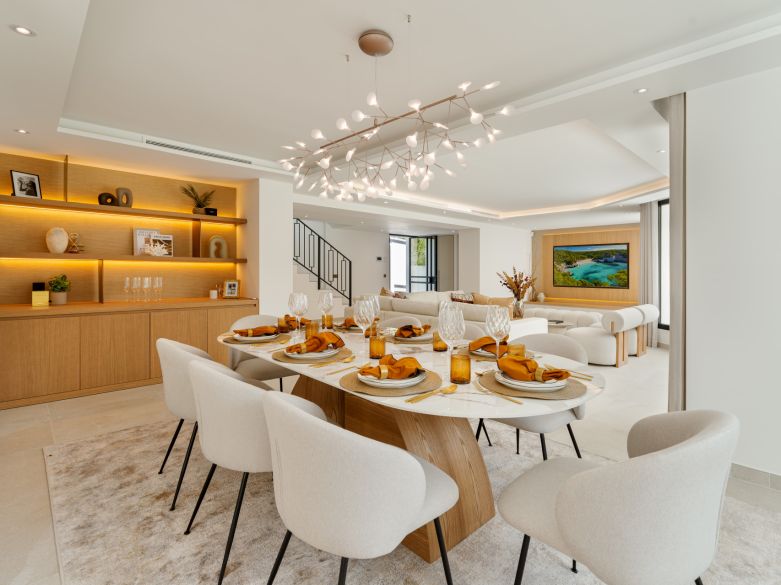 Villa de lujo contemporánea con vistas panorámicas al mar cerca de la Milla de Oro de Marbella