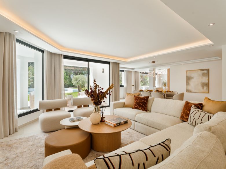 Villa de lujo contemporánea con vistas panorámicas al mar cerca de la Milla de Oro de Marbella