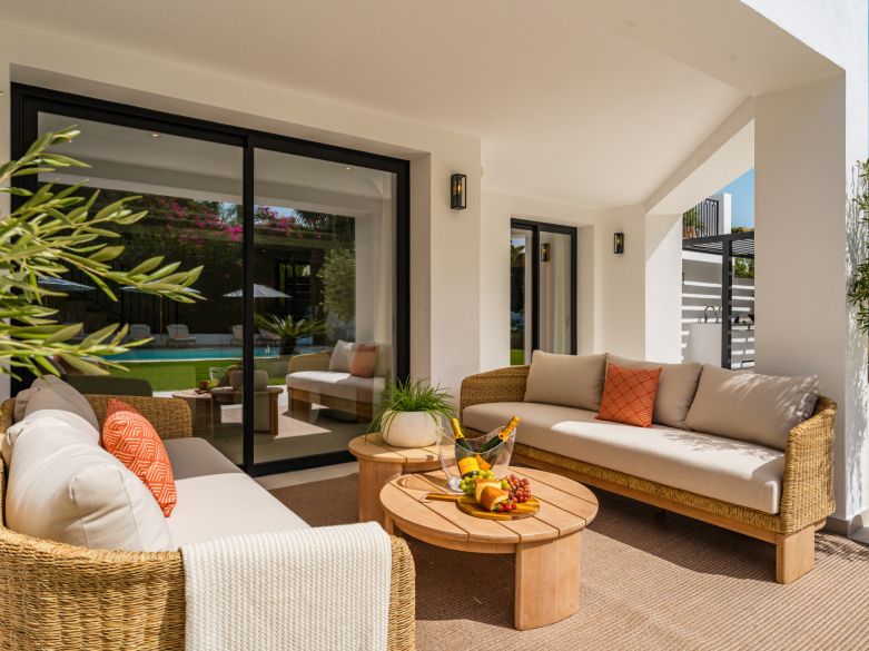 Villa de lujo contemporánea con vistas panorámicas al mar cerca de la Milla de Oro de Marbella