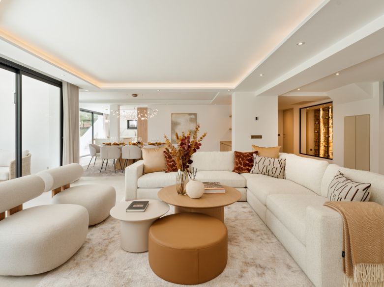 Villa de lujo contemporánea con vistas panorámicas al mar cerca de la Milla de Oro de Marbella