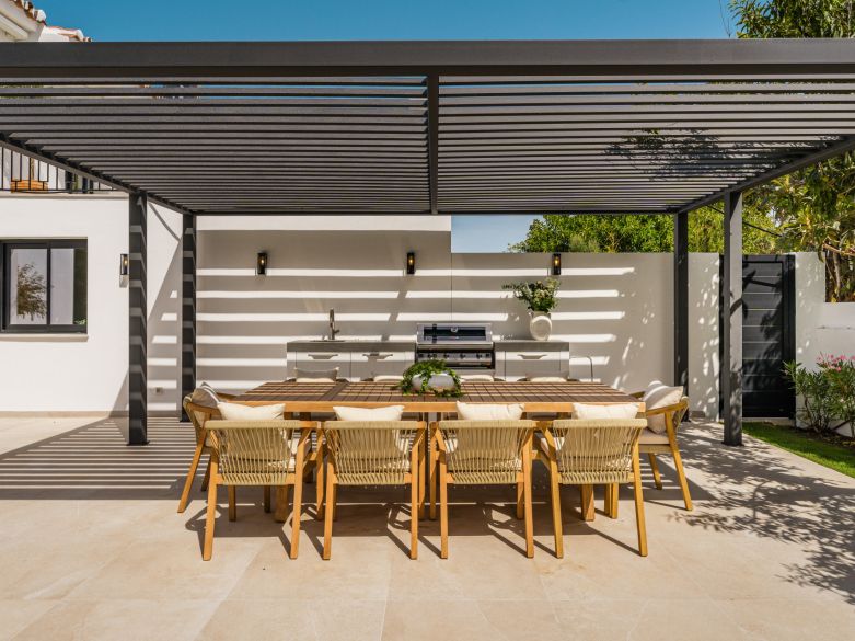 Villa de lujo contemporánea con vistas panorámicas al mar cerca de la Milla de Oro de Marbella