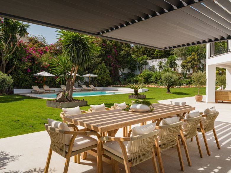 Villa de lujo contemporánea con vistas panorámicas al mar cerca de la Milla de Oro de Marbella