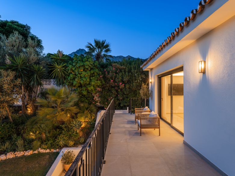 Villa de lujo contemporánea con vistas panorámicas al mar cerca de la Milla de Oro de Marbella