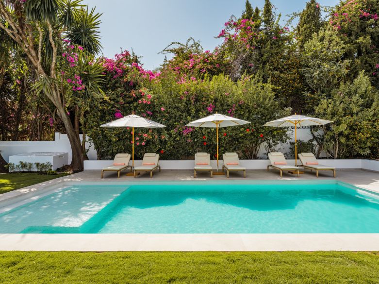 Villa de lujo contemporánea con vistas panorámicas al mar cerca de la Milla de Oro de Marbella