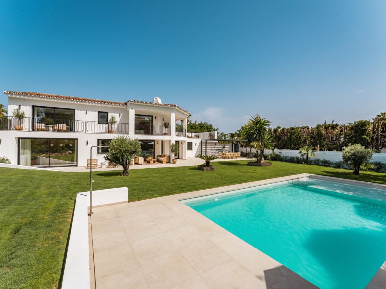 Villa de lujo contemporánea con vistas panorámicas al mar cerca de la Milla de Oro de Marbella