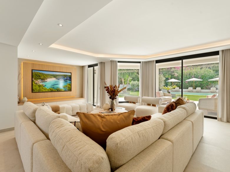 Villa de lujo contemporánea con vistas panorámicas al mar cerca de la Milla de Oro de Marbella