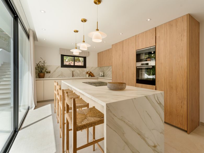 Villa de lujo contemporánea con vistas panorámicas al mar cerca de la Milla de Oro de Marbella