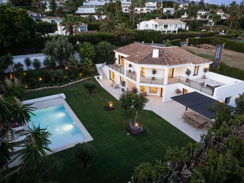 Villa de lujo contemporánea con vistas panorámicas al mar cerca de la Milla de Oro de Marbella