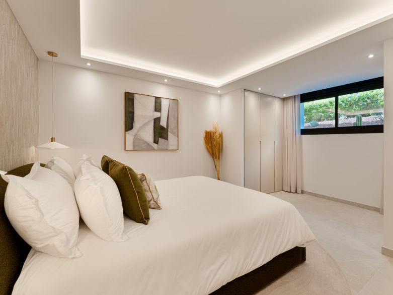 Villa de lujo contemporánea con vistas panorámicas al mar cerca de la Milla de Oro de Marbella