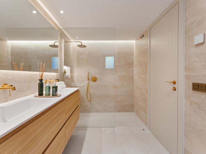 Villa de lujo contemporánea con vistas panorámicas al mar cerca de la Milla de Oro de Marbella