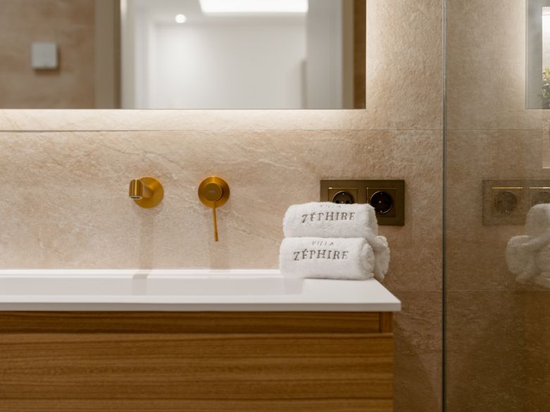 Villa de lujo contemporánea con vistas panorámicas al mar cerca de la Milla de Oro de Marbella