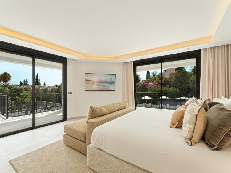 Villa de lujo contemporánea con vistas panorámicas al mar cerca de la Milla de Oro de Marbella