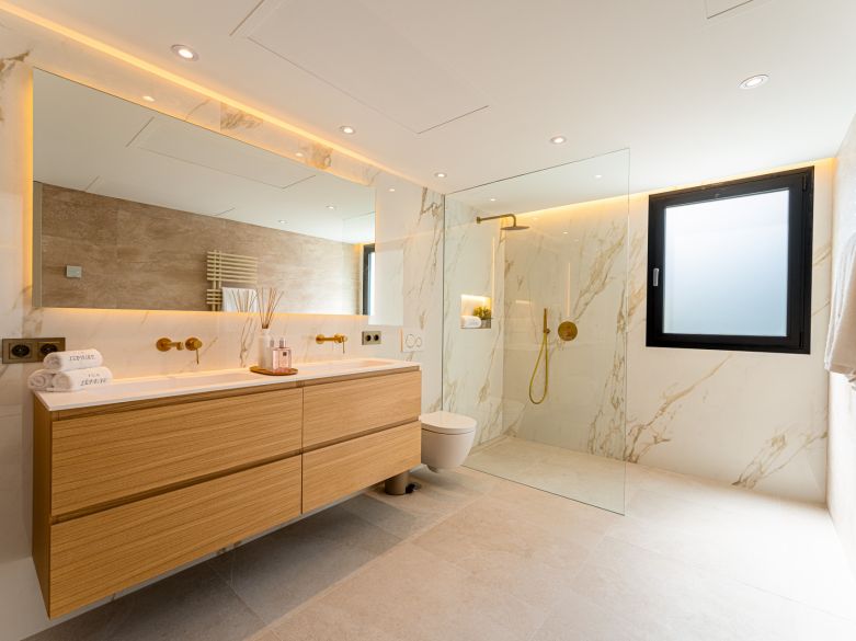 Villa de lujo contemporánea con vistas panorámicas al mar cerca de la Milla de Oro de Marbella