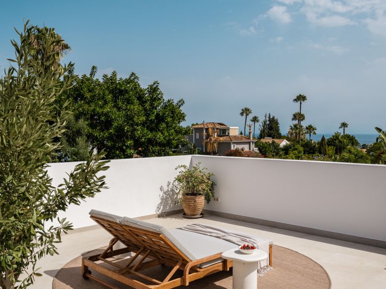 Villa de lujo contemporánea con vistas panorámicas al mar cerca de la Milla de Oro de Marbella