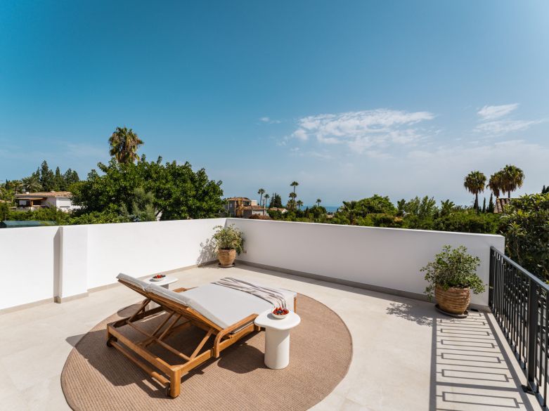 Villa de lujo contemporánea con vistas panorámicas al mar cerca de la Milla de Oro de Marbella