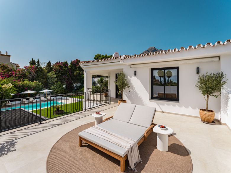 Villa de lujo contemporánea con vistas panorámicas al mar cerca de la Milla de Oro de Marbella