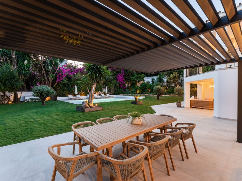 Villa de lujo contemporánea con vistas panorámicas al mar cerca de la Milla de Oro de Marbella