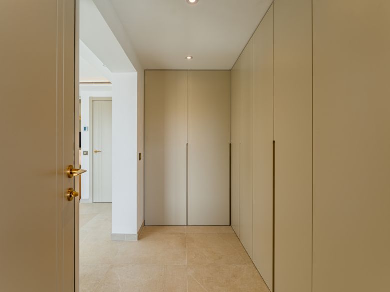 Villa de lujo contemporánea con vistas panorámicas al mar cerca de la Milla de Oro de Marbella