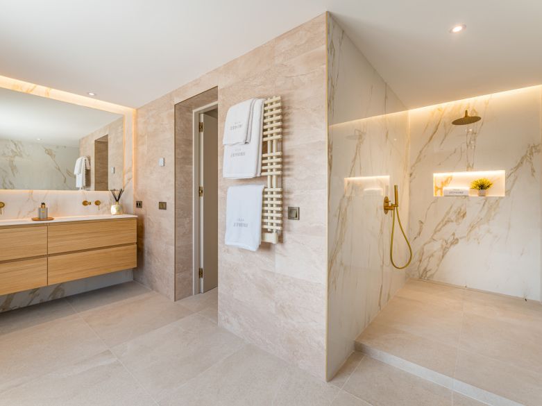 Villa de lujo contemporánea con vistas panorámicas al mar cerca de la Milla de Oro de Marbella