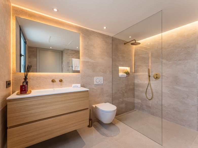 Villa de lujo contemporánea con vistas panorámicas al mar cerca de la Milla de Oro de Marbella