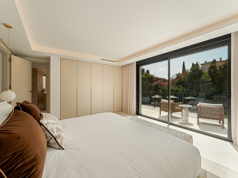 Villa de lujo contemporánea con vistas panorámicas al mar cerca de la Milla de Oro de Marbella