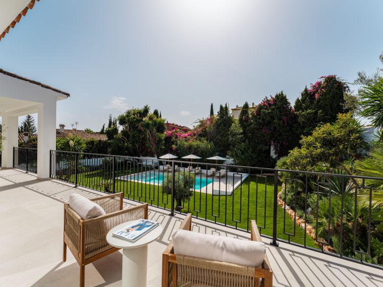 Villa de lujo contemporánea con vistas panorámicas al mar cerca de la Milla de Oro de Marbella