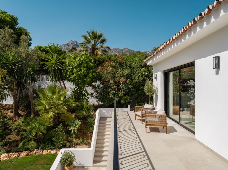 Villa de lujo contemporánea con vistas panorámicas al mar cerca de la Milla de Oro de Marbella