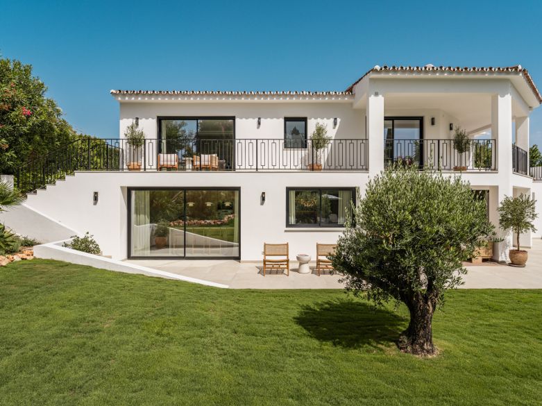 Villa de lujo contemporánea con vistas panorámicas al mar cerca de la Milla de Oro de Marbella