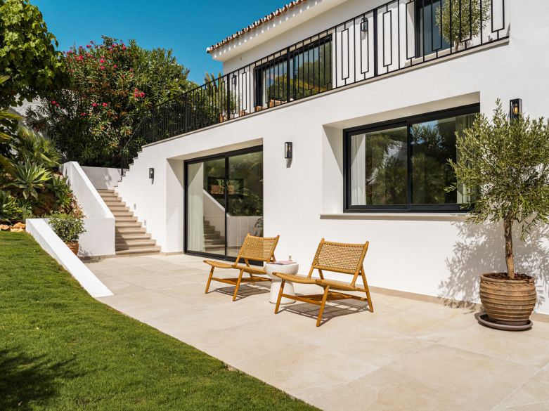 Villa de lujo contemporánea con vistas panorámicas al mar cerca de la Milla de Oro de Marbella