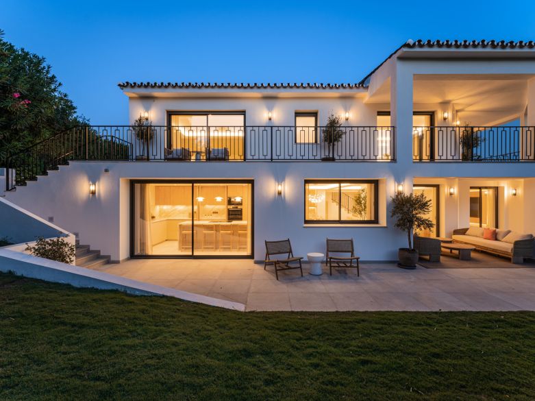 Villa de lujo contemporánea con vistas panorámicas al mar cerca de la Milla de Oro de Marbella
