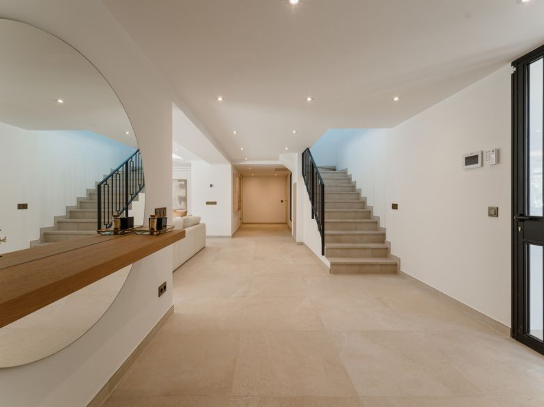 Villa de lujo contemporánea con vistas panorámicas al mar cerca de la Milla de Oro de Marbella