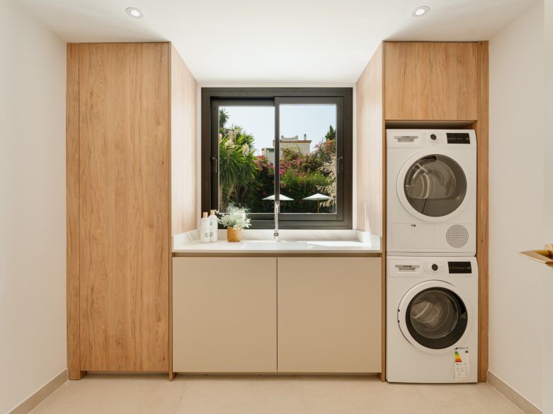 Villa de lujo contemporánea con vistas panorámicas al mar cerca de la Milla de Oro de Marbella