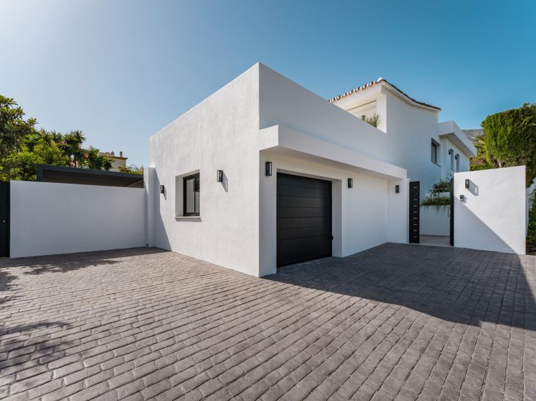 Villa de lujo contemporánea con vistas panorámicas al mar cerca de la Milla de Oro de Marbella